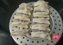 Illustration of how to make dumpling skin pot stickers 8