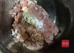 Illustration of how to make wonton noodles with minced meat and oil residue 1