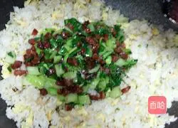 Illustration of how to make sausage and egg fried rice 9