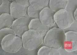 Illustration of how to make three fresh stuffed dumplings 10