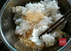 Illustration of how to make pineapple fried rice 3