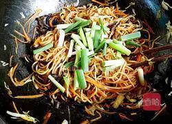Illustration of how to make vegetarian three-silk fried noodles 19