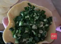 Illustration of how to make pumpkin and leek vegetarian buns 10