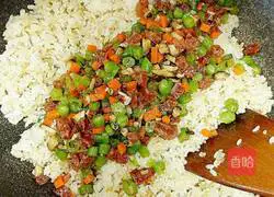 Illustration of how to make fried rice with mushrooms and green beans 8