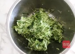 Illustration of how to make vegetarian dumplings with cucumber filling 6