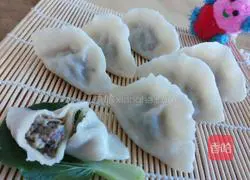 Illustration of how to make mushroom and pork dumplings 10