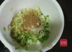 Illustration of how to make hot noodles and scallion pancakes 7