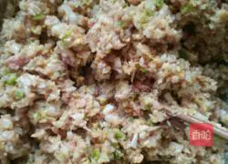 Illustration of how to make pork and pickled cabbage buns 6