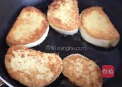 Illustration of how to make mom's fried steamed buns 5