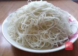 Illustration of how to make handmade rice noodles 3