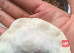 Illustration of how to make juicy Yuanbao dumplings 14