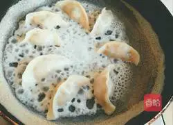 Illustration of how to make fried dumplings with wild rice and fresh meat dumplings 13