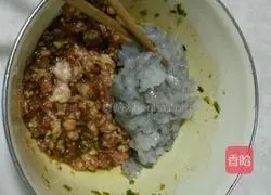 Illustration of how to make dumplings stuffed with meat and three delicacies 11