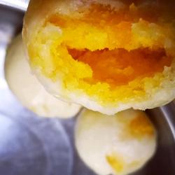 Salted egg yolk quicksand buns