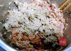 New Year's Eve dinner_Illustration of how to make pork dumplings 6