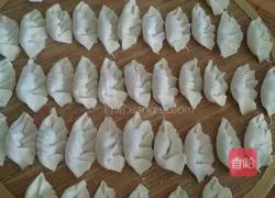 Illustration of how to make pan-fried scallion and coconut dumplings 3