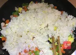 Illustration of how to make Western fried rice 6