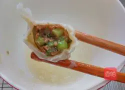 Illustration of how to make garlic moss and pork dumplings 5