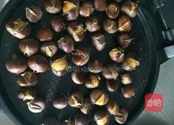 Illustration of making chestnuts in electric baking pan 6