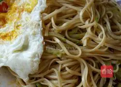 Illustration of how to mix noodles 7