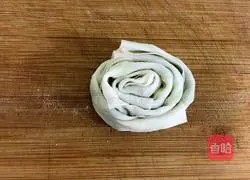 Illustration of how to make wonton skin scallion pancakes 7