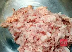 Illustration of how to make lotus root and pork dumpling stuffing 3