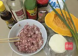 Illustration of how to make pork and pumpkin dumplings 1
