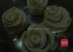 Illustration of how to make flower steamed buns 8