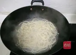 Illustration of how to make hot noodles 11