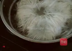 Illustration of how to make fried noodles with sauce 2