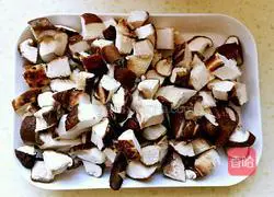 Illustration of braised rice with mushrooms and diced pork 2