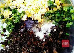 Illustration of how to make parsley, fungus and egg stuffing dumplings 6