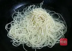 Illustration of how to make noodles with scallion oil 3