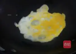 Illustration of how to make fried noodles with three shredded eggs 4