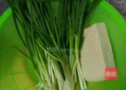 Illustration of how to make vegetarian dumplings with egg and vermicelli 1