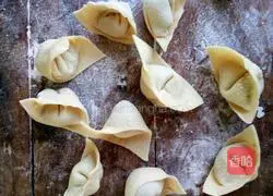 Illustration of how to make cabbage and pork wontons 9