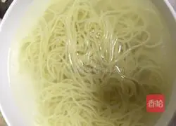 Illustration of how to make fried noodles with cabbage and shredded pork 3