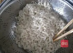 Illustration of how to make tomato and meatball noodles 8