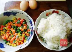 Illustration of how to make simple golden egg fried rice 1