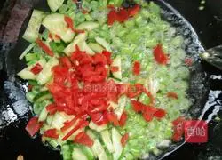 Illustration of how to make ham, sausage and egg fried rice 4