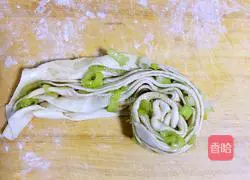 Illustration of how to make scallion pancakes 7