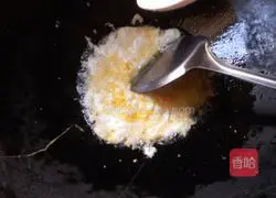 Illustration of how to make fried rice with chives and eggs 5