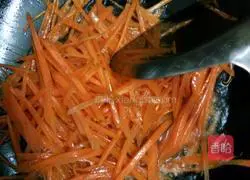 Illustration of how to make fried noodles with egg skin 4