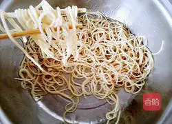 Illustration of how to make vegetarian fried noodles 6