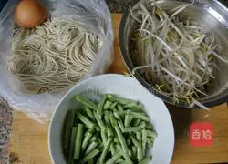Illustration of how to make fried beans and noodles 1