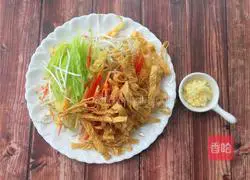 Illustration of how to make cold shredded chicken noodles 3