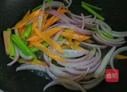 Illustration of how to make fried noodles with tomatoes and onions 3