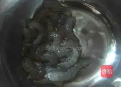 Illustration of how to make big river shrimp wontons with fresh meat 1