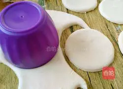 Illustration of how to make lotus leaf steamed buns 5