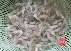 Illustration of how to make shrimp and egg pancakes 1